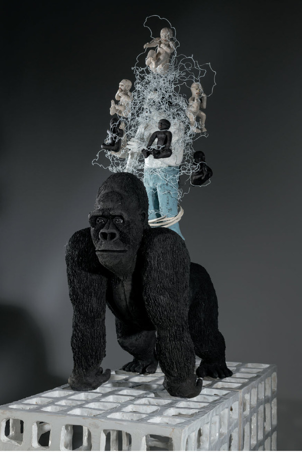 Lothar Seruset, „es ist alles“, 2023, Keramik, Metall, 105 x 44 x 70 cm (Foto: Leo Seidel)