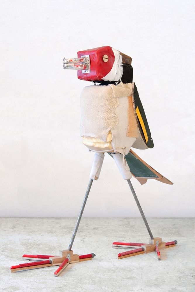 Stieglitz, 2019, Holz, Metall, Textilien, Koffer, Sprühdosen, Lack 225 x 110 x 240 cm