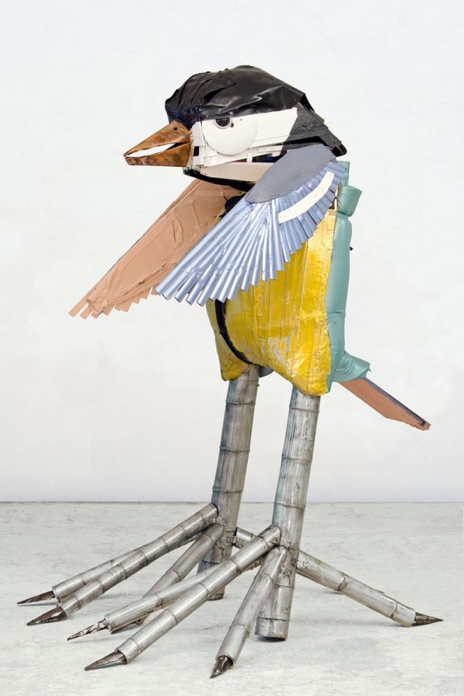 Kohlmeise, 2019, Bambus, Holz, Bierkisten, Jalousie, Lack, Matratze, Bitumenband, Kupfer, 240 x 160 x 180 cm