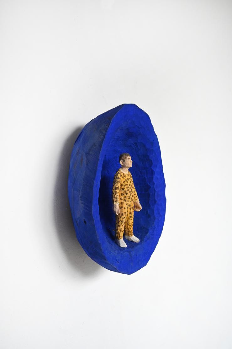Johannes Hepp, „Mann in blauem Teil“, 2024