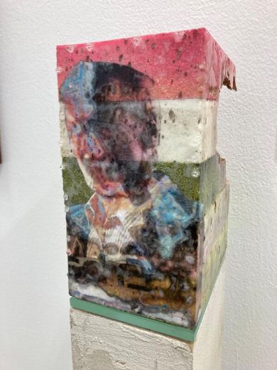 Ruins, BB0943, Street Art, 2012, Acryl, Harz auf Autowaschschwamm, Collage, 20 x 11 x 16 cm